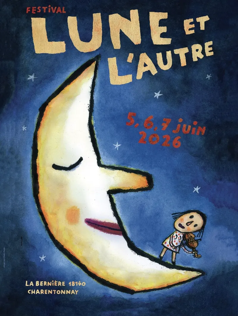Affiche du festival Lune et L'autre : un croissant de lune jaune au visage endormi sur un ciel bleu nuit, un petit violoniste assis dessus.