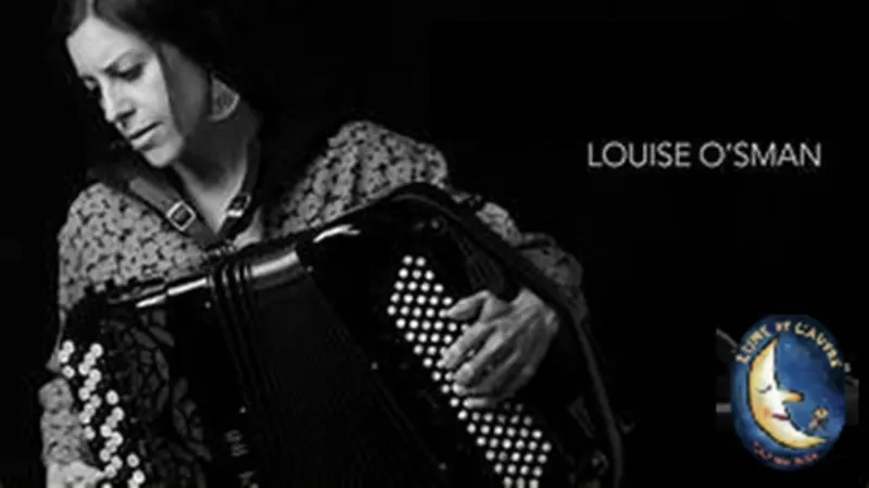 Louise O'sman à l'accordéon, en noir et blanc.