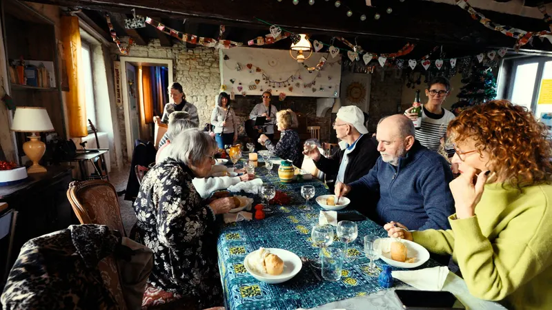 Une grande tablée sous les guirlandes, autour d'une nappe bleue.