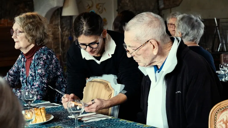 Des résidentes et résidents attablés au café de La Bernière.